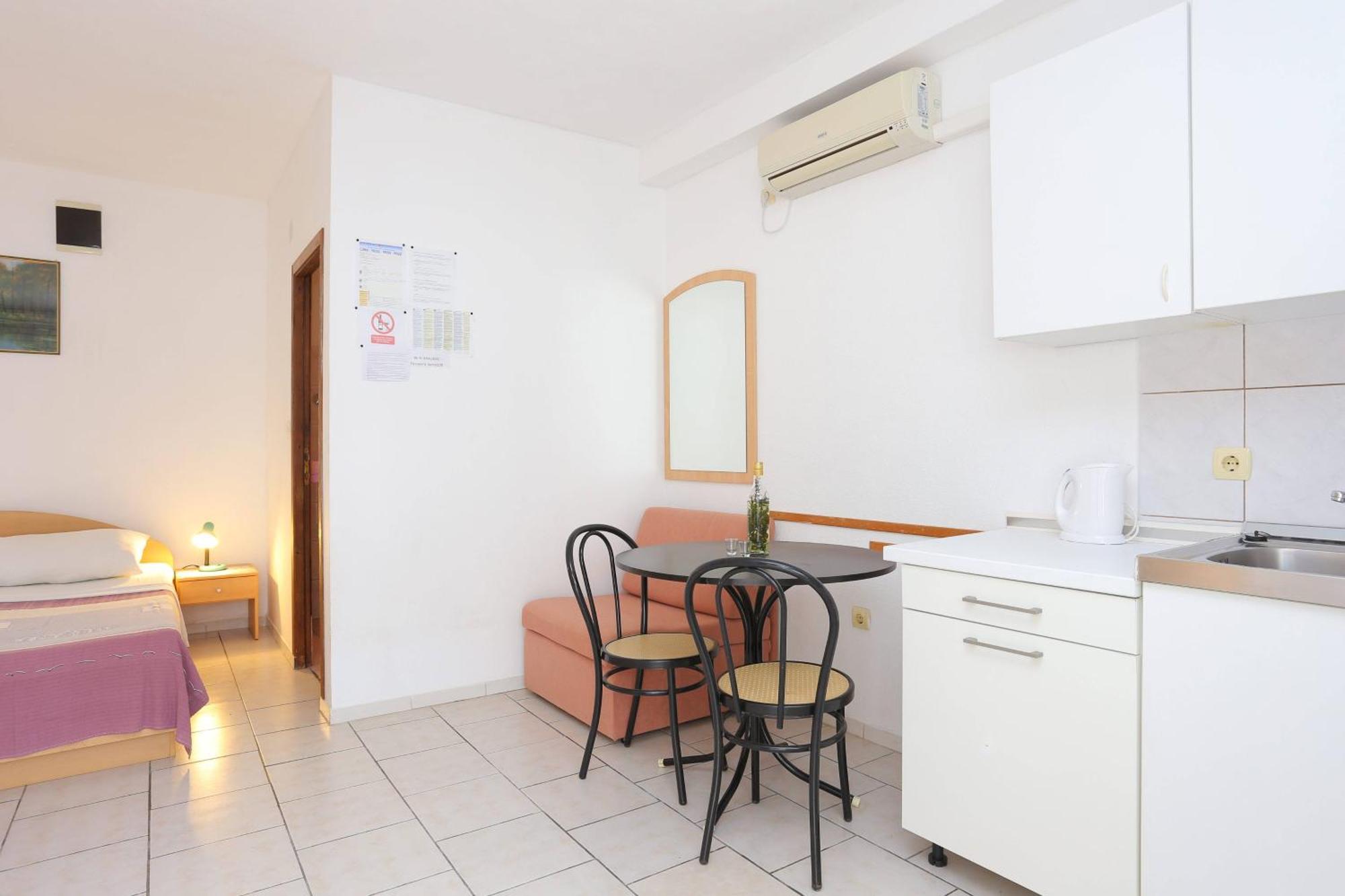 Family Friendly Apartments With A Swimming Pool Businci, Ciovo - 11232 Трогир Номер фото