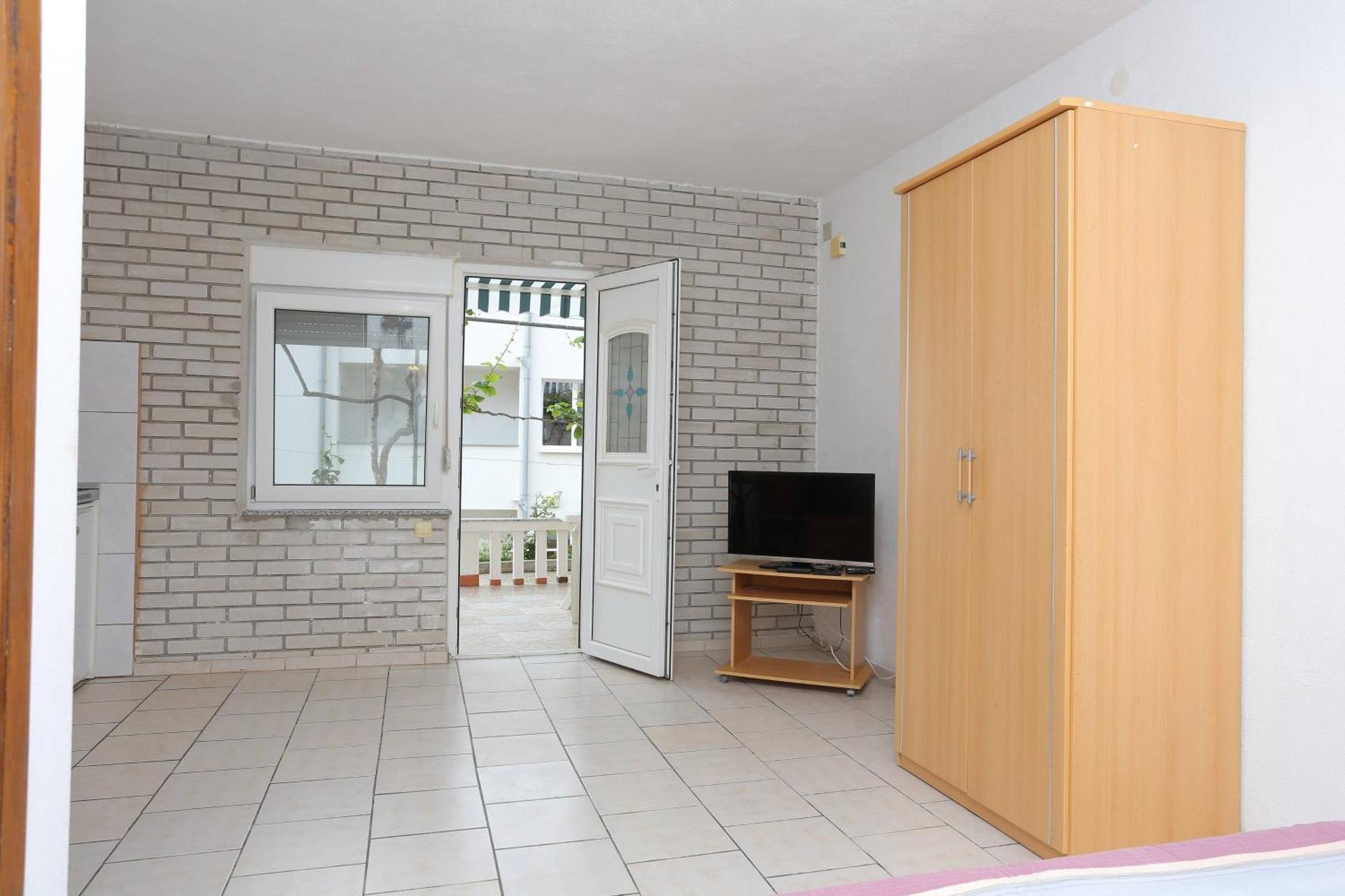 Family Friendly Apartments With A Swimming Pool Businci, Ciovo - 11232 Трогир Номер фото