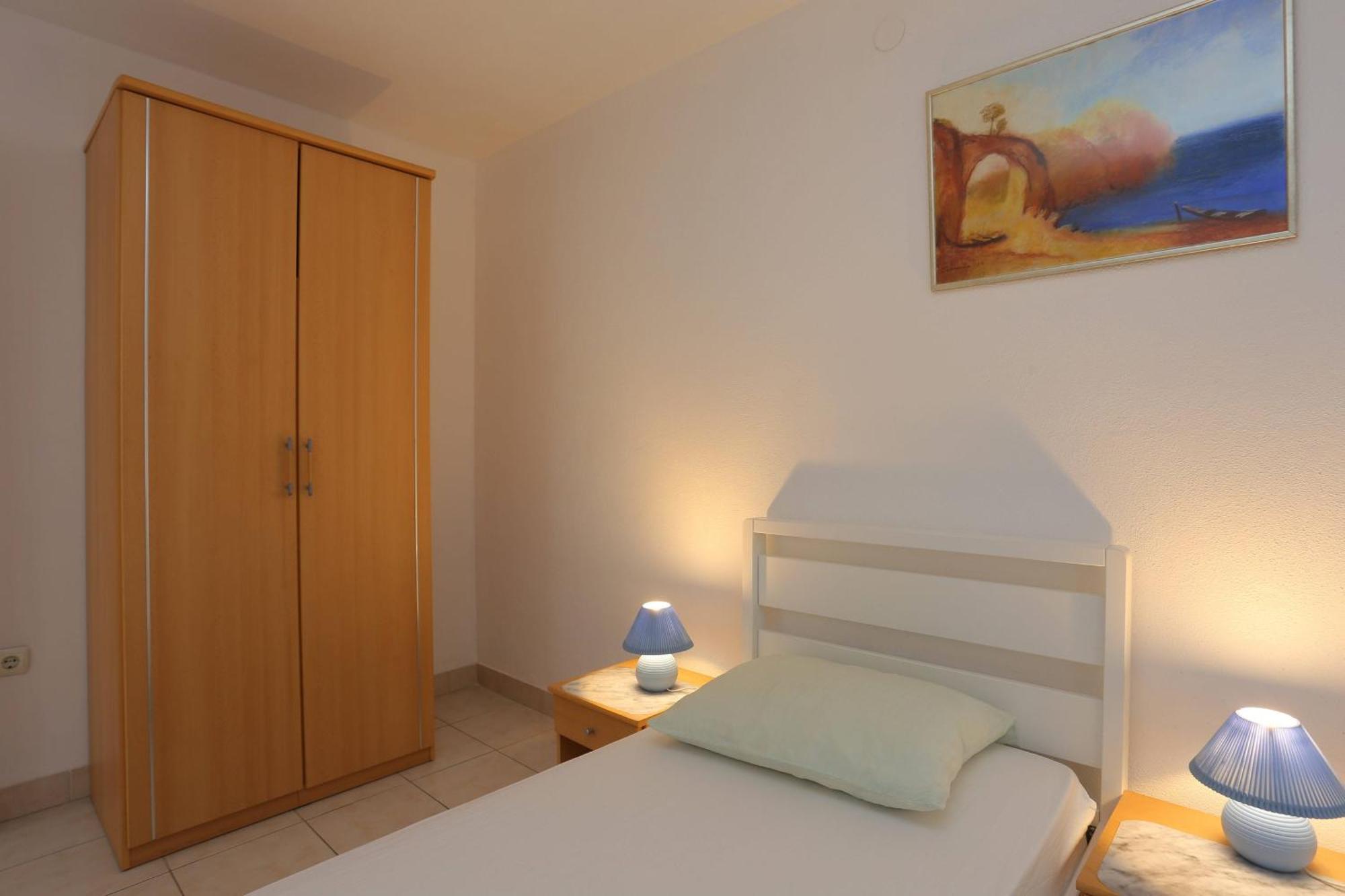 Family Friendly Apartments With A Swimming Pool Businci, Ciovo - 11232 Трогир Номер фото