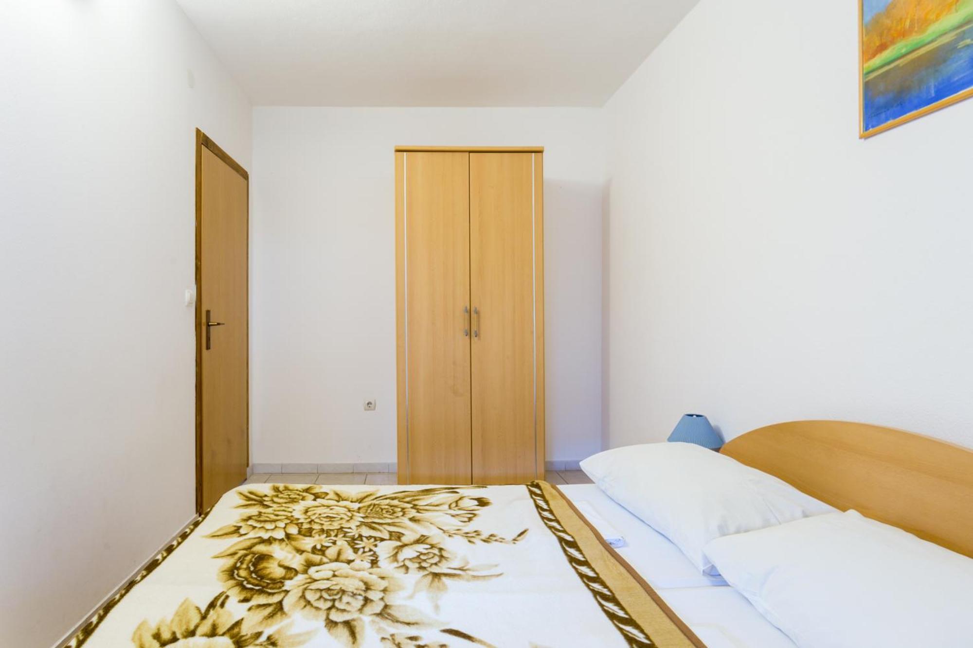 Family Friendly Apartments With A Swimming Pool Businci, Ciovo - 11232 Трогир Номер фото